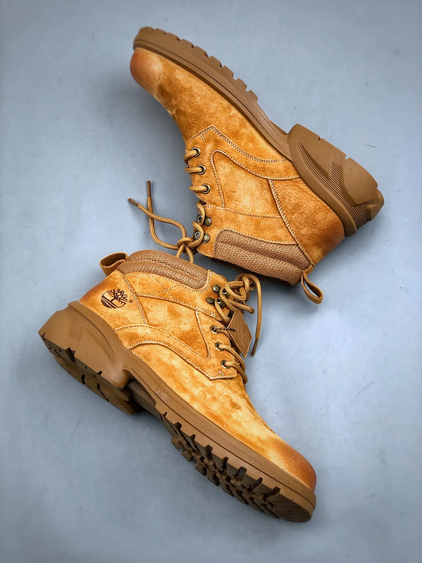 Local self-pickup💰560 supports store release. New goods🚀#Timberland Timberland/Timberland outdoor mid-cut casual rhubarb boots series. Guangdong factory quality. Original box and original packaging. The fabric is made of Italian 🇮🇹 top-grade frosted fine-grained cowhide. It is paired with anti-odor and anti-corrosion genuine leather latex insoles to give you a perfect wearing experience. High-quality and durable. A must-have for sportsmen. Specially designed to treat those who are not handsome. High-quality and first-class foot feel. Size: 38 39 40 41 42 43 44 (leather shoe size)